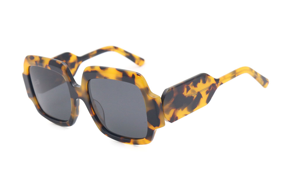 Step into the world of timeless elegance with our Classic Style Polygon Front Frame Sunglasses: Where Fashion Meets Comfort!
